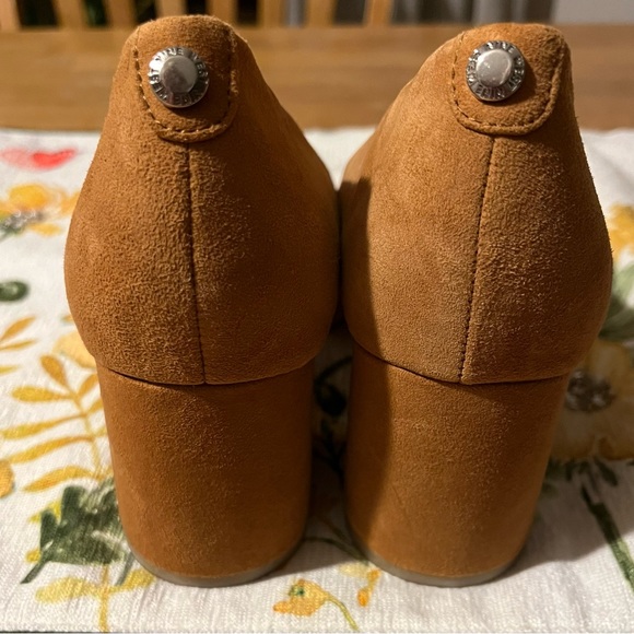 Nine West size 9M yellow pumps. Worn twice. Super comfortable - Picture 3 of 7